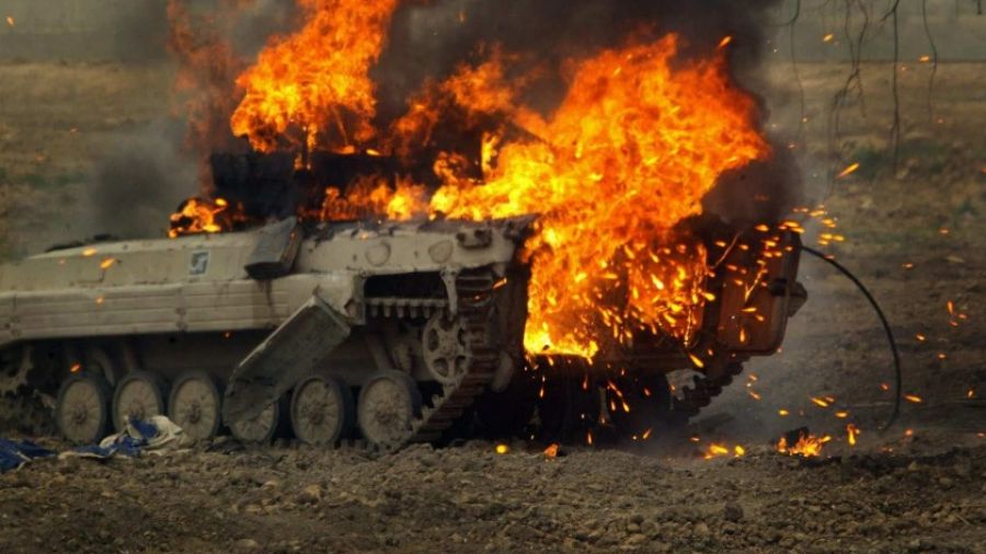 РВ: Показаны кадры сожженного боевика ВСУ у сгоревшей бронемашины на погранпункте "Грайворон"
