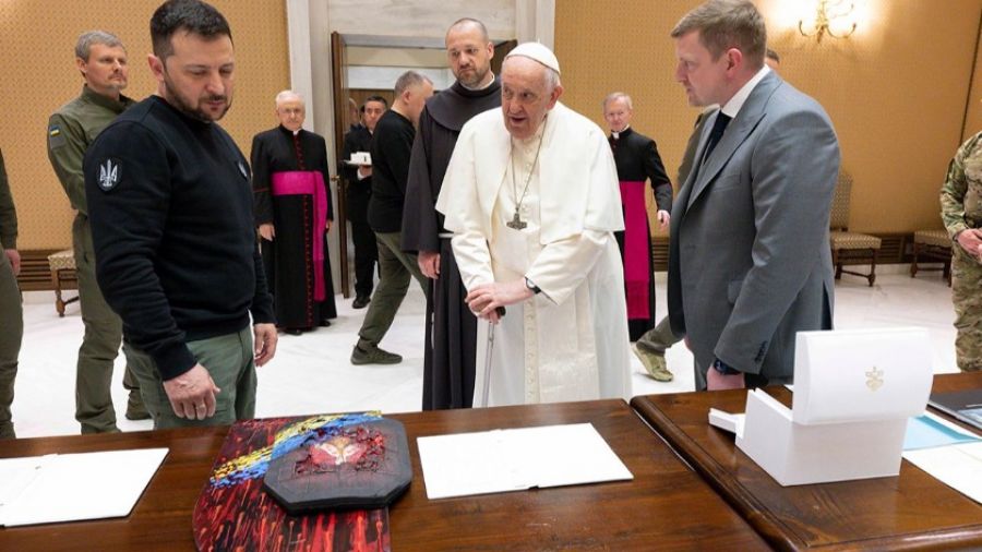 Президент Украины Зеленский несколько раз грубо нарушил этикет на встрече с папой Римским