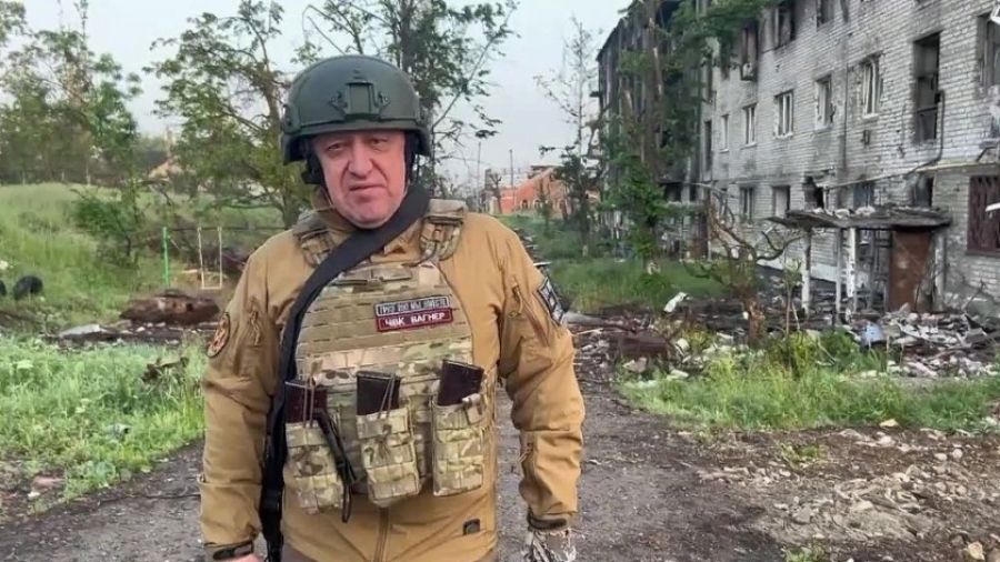МК: Пригожин показал двух бойцов ЧВК "Вагнер", которые помогут военным в Артемовске