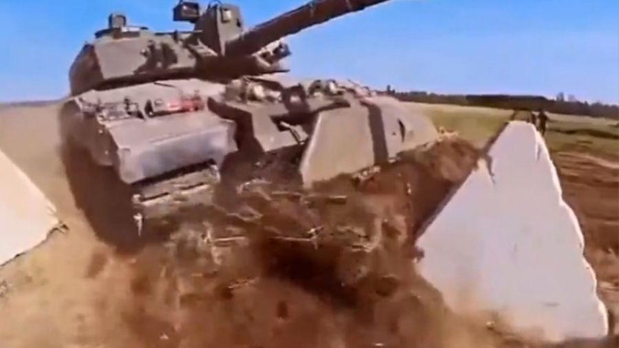 МК: военнослужащие ВСУ научились применять танки «Challenger-2» против «зубов дракона» РФ