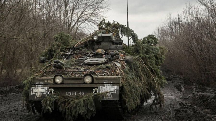 TopWar: В Артемовске ЧВК "Вагнер" достался брошенный ВСУ британский БТР FV103 Spartan