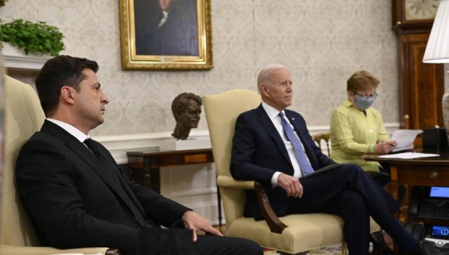 СП: Политолог Жарихин объяснил, почему Байден подталкивает Зеленского к переговорам с РФ