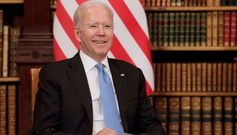 Президент США Джо Байден "козырнул" профессорским званием