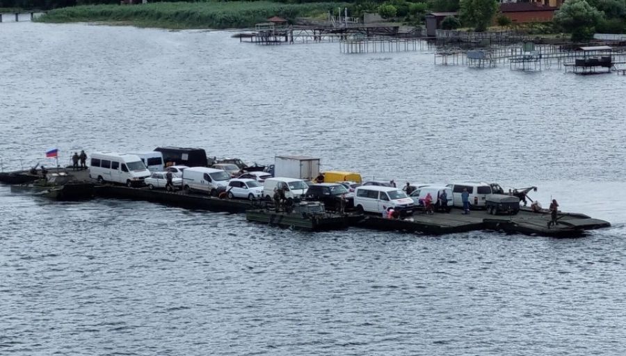 Корреспондент «Известий» показала обстановку на паромной переправе в Херсоне