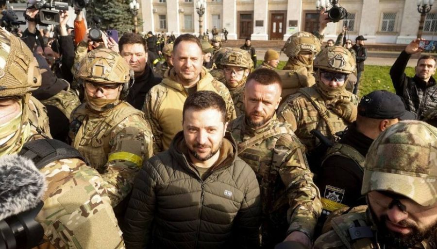 МК: В Сети появились фото Владимира Зеленского в центре Херсона