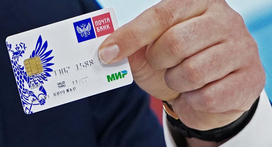 Счастливые владельцы карты «Мир» получат по 500 тысяч рублей на счет