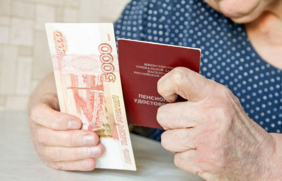 Путин приказал провести индексацию пенсий в январе на треть выше запланированной