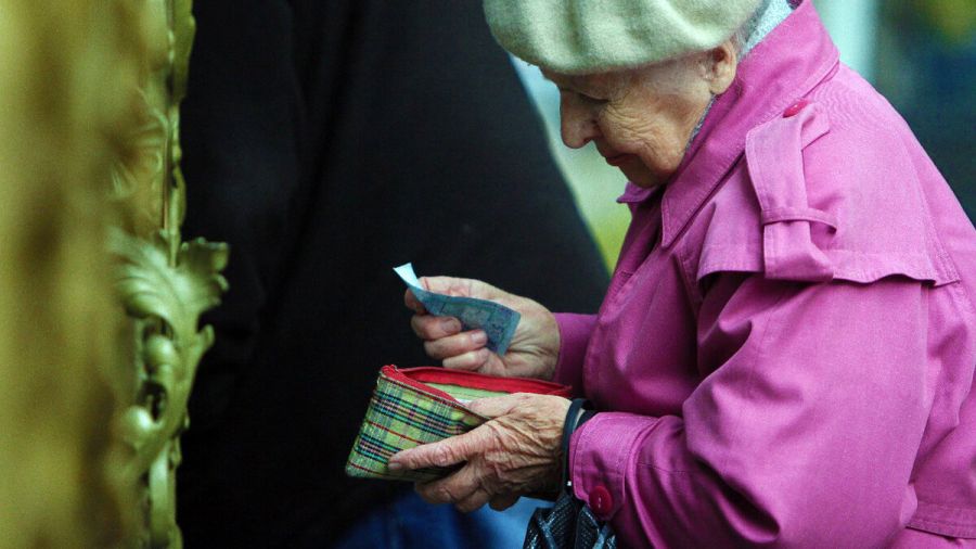 За чертой бедности: с 2022 года размер минимальной зарплаты и пенсии украинцев сократится