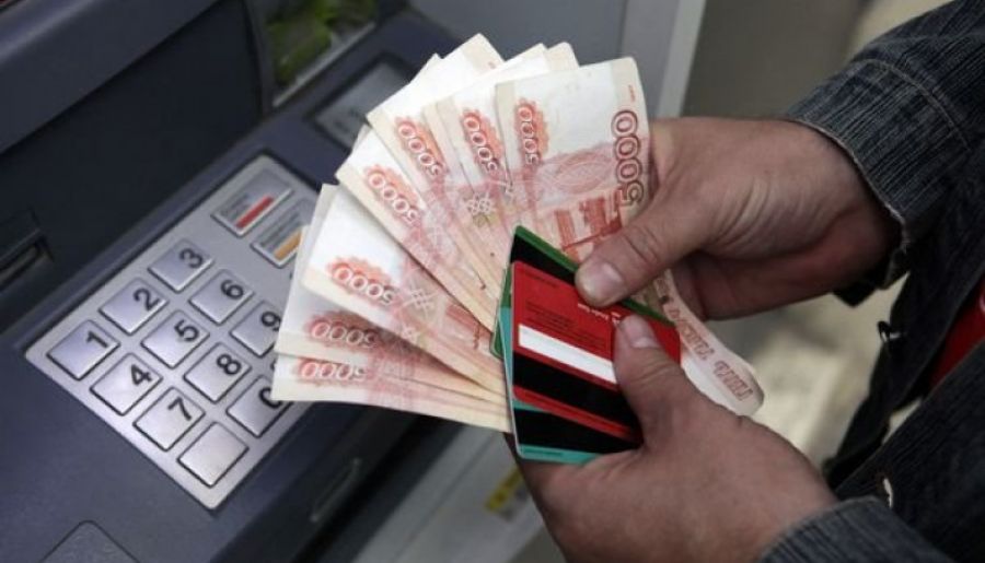 Эксперты посоветовали россиянам не снимать деньги из банков из-за обесценивания наличных