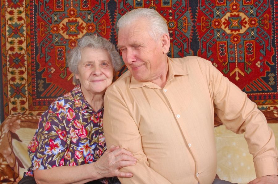 Пенсионеры, прожившие в браке 50 лет, могут получить от государства выплату в 5000 рублей