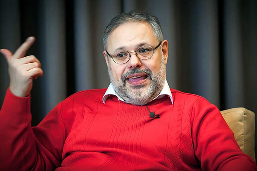 Хазин призвал россиян покупать иностранные валюты, пока рубль не обесценился