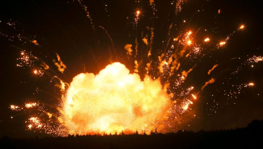 "МВ": Появились первые фото, видео пожара в Днепропетровске после взрывов