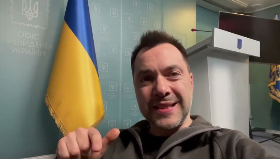 Арестович предупредил украинцев о риске остаться без света, воды и тепла на месяцы из-за СВО