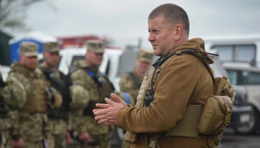 Обозреватели Сети обнаружили свастику на аксессуаре у главкома ВСУ Залужного