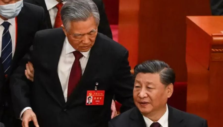 МК: Появилось новое видео "насильственно" выведенного со съезда Компартии КНР Ху Цзиньтао