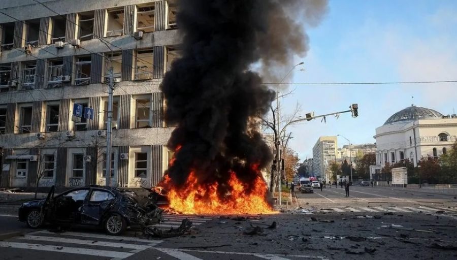 Сильные взрывы и пожар: новые ракетные удары нанесены по Запорожью и под Киеву