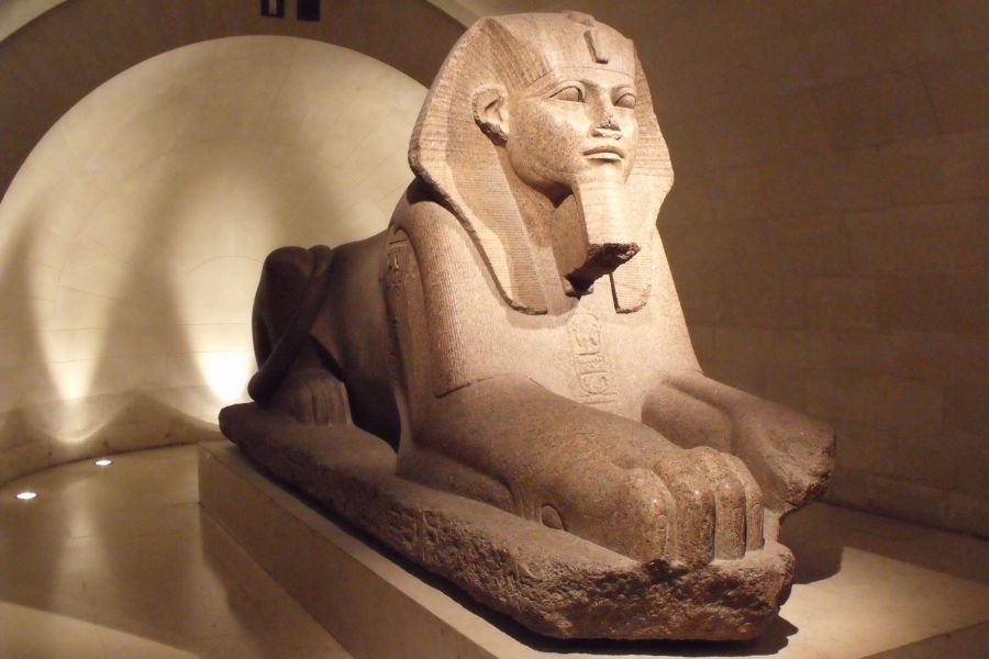 В Великобритании продали садовые статуи, которые оказались египетскими артефактами