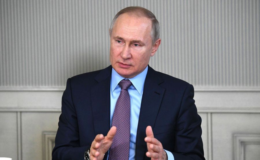 Путин заявил, что на новые социальные выплаты в России будет направлено 41,5 трлн руб.