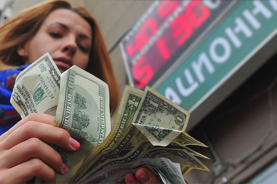 Эксперт Левченко сообщил, что в 2022 году доллар будет стоить 100 рублей