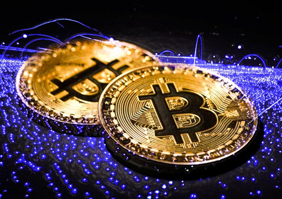 Биткоин подорожал до 56 тысяч долларов впервые с середины мая