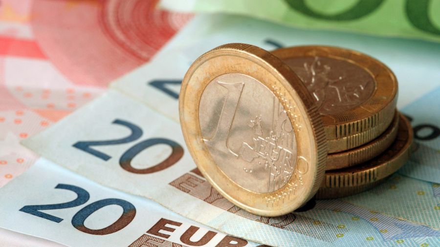 Центробанк снизил прогноз курса евро на 14 октября