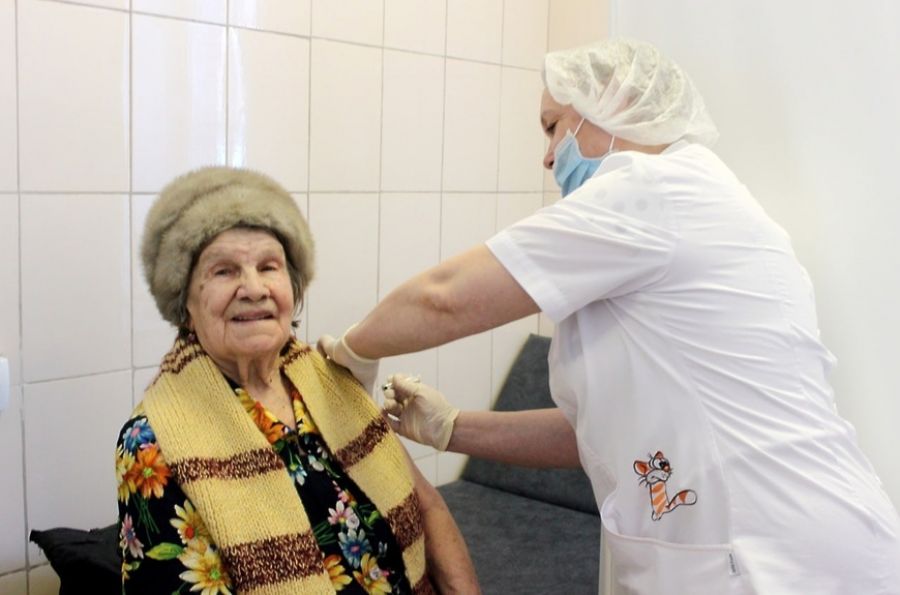 Пенсионерам в РФ, сделавшим прививку от коронавируса, на счет поступит выплата 3 тыс. руб.