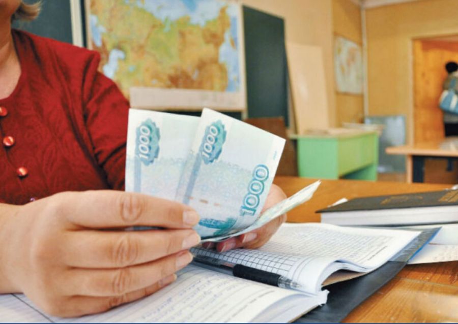 В России с 2022 года учителя будут дополнительно получать по 5 тысяч рублей ежемесячно