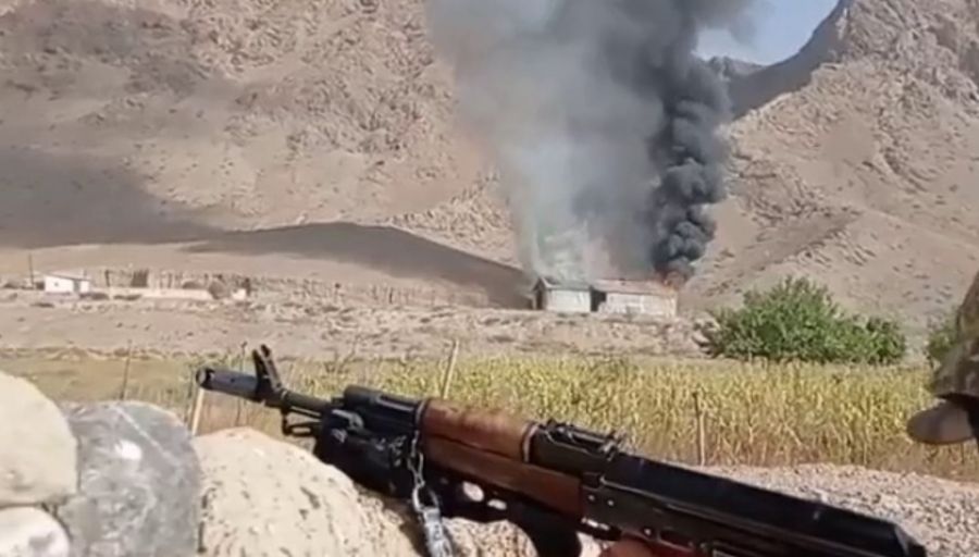 ВС Таджикистана подняли флаг над администрацией в кыргызском селе, интенсивность боёв нарастает