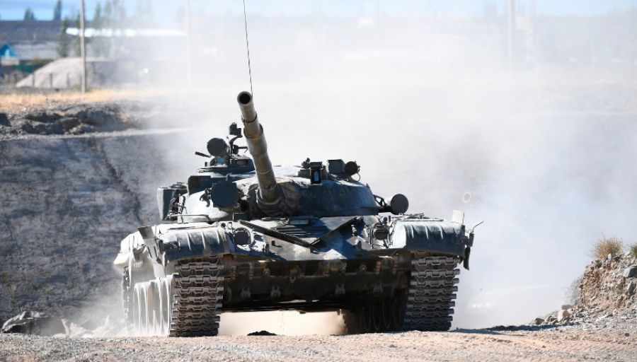Российские танкисты на Т-80 точным выстрелом ликвидировали отряд военных ВС Украины