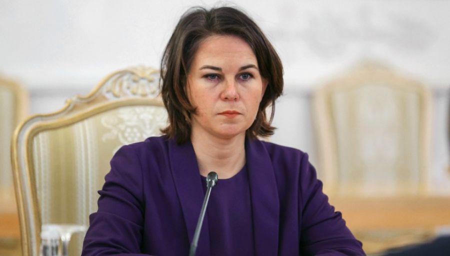 СП: «кровожадная» Анналена Бербок посылает танки НАТО в атаку