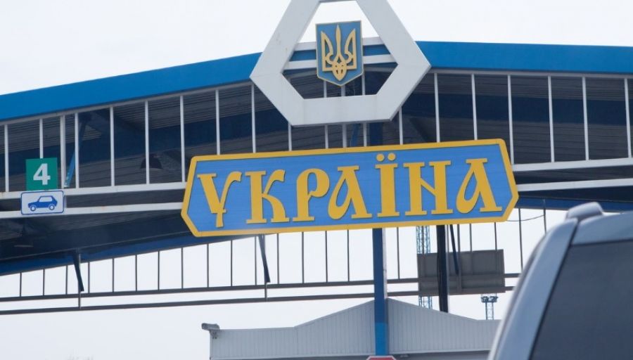 Сотрудники ДПСУ задерживают студентов, пытающихся покинуть Украину: кадры с КПП Шегини