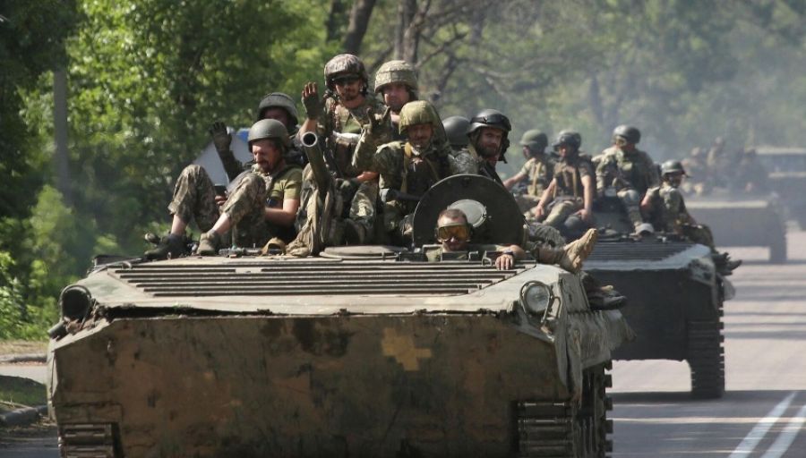 Опубликовано видео уничтожения БМП ВСУ, экипаж и пехота сгорели заживо