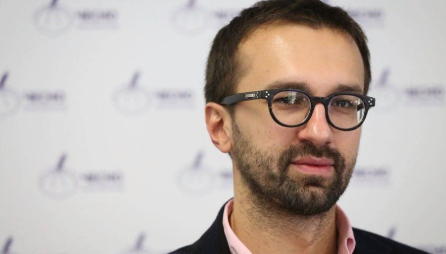 Советника офиса президента Украины Лещенко заметили танцующим с плакатом «Kiss me, Donbass»