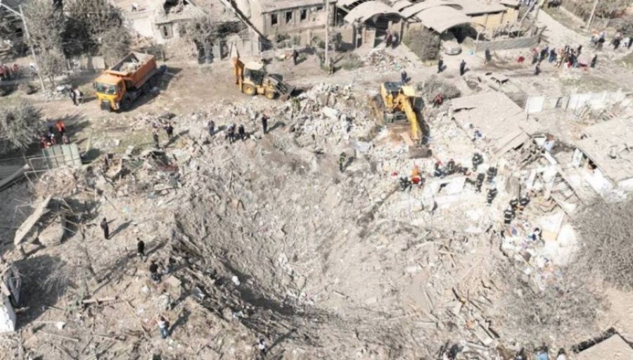 После удара крылатой ракеты ВС РФ по Днепру образовался 25-метровый кратер