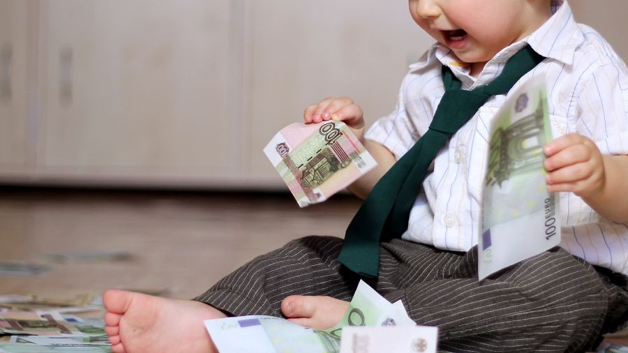 В Ханты- Мансийский АО направят более 2 млрд руб. на выплаты в связи с рождением первенца