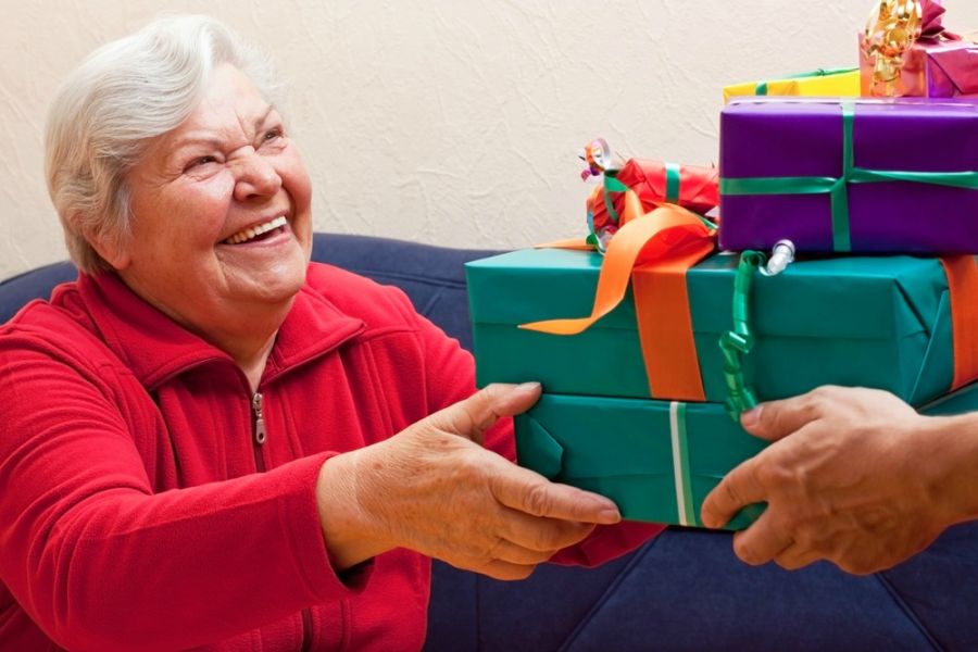Сбербанк добавит подарки и скидки к 10 тысячам для пенсионеров
