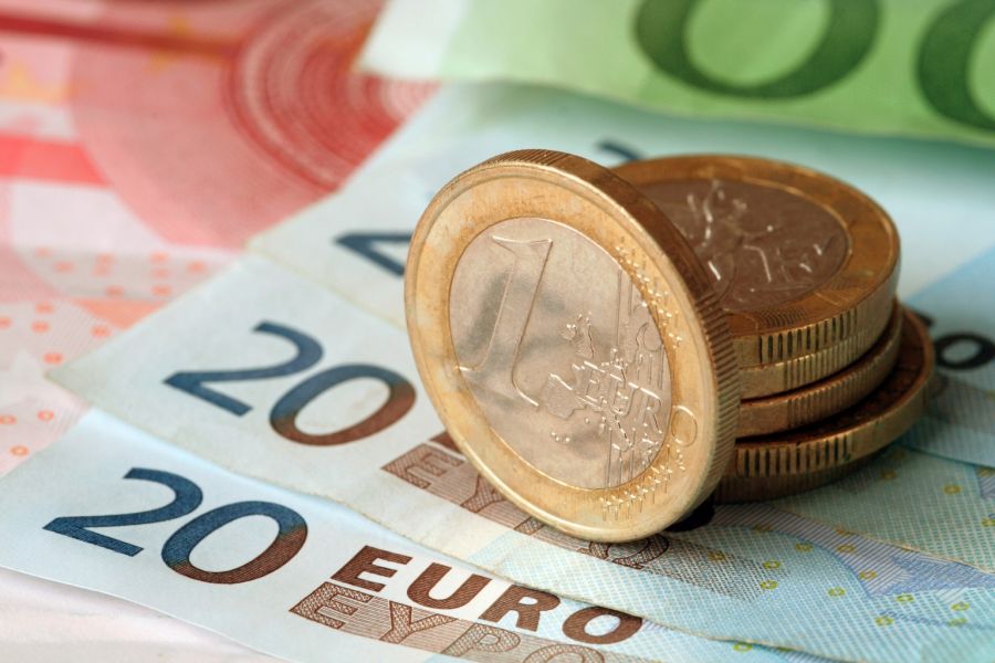 Центробанк уменьшил курс евро на 28 сентября